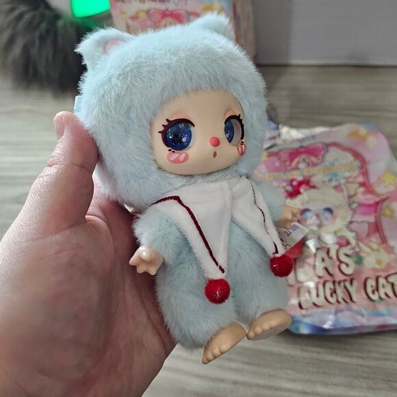 Lilla Lucky Cat Honeyland Enchantment Vinyl Plush Pendent OPEN BOX Blueberry - Picture 3 of 11